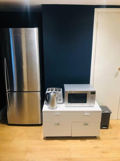 2 Double Bedroom Large Modern Self Contained Apartment Free Parking Camberley Luaran gambar