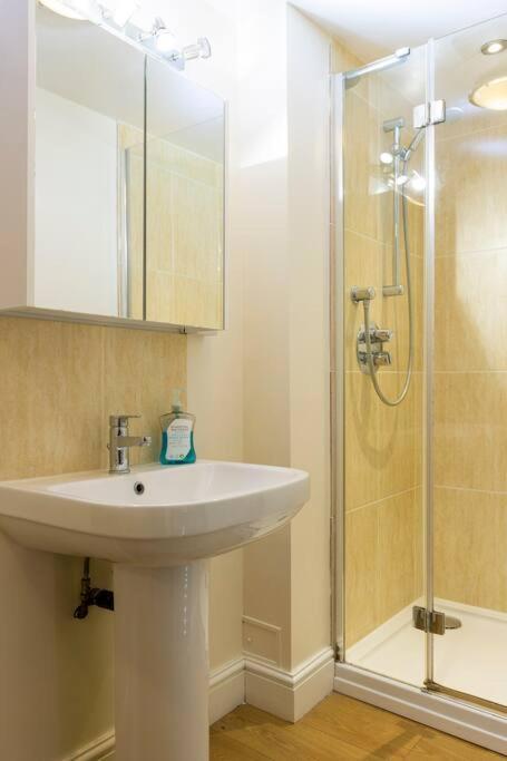 2 Double Bedroom Large Modern Self Contained Apartment Free Parking Camberley Luaran gambar