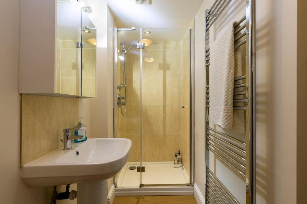 2 Double Bedroom Large Modern Self Contained Apartment Free Parking Camberley Luaran gambar