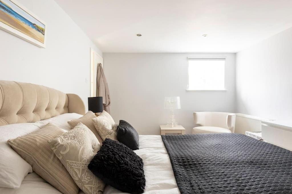 2 Double Bedroom Large Modern Self Contained Apartment Free Parking Camberley Luaran gambar